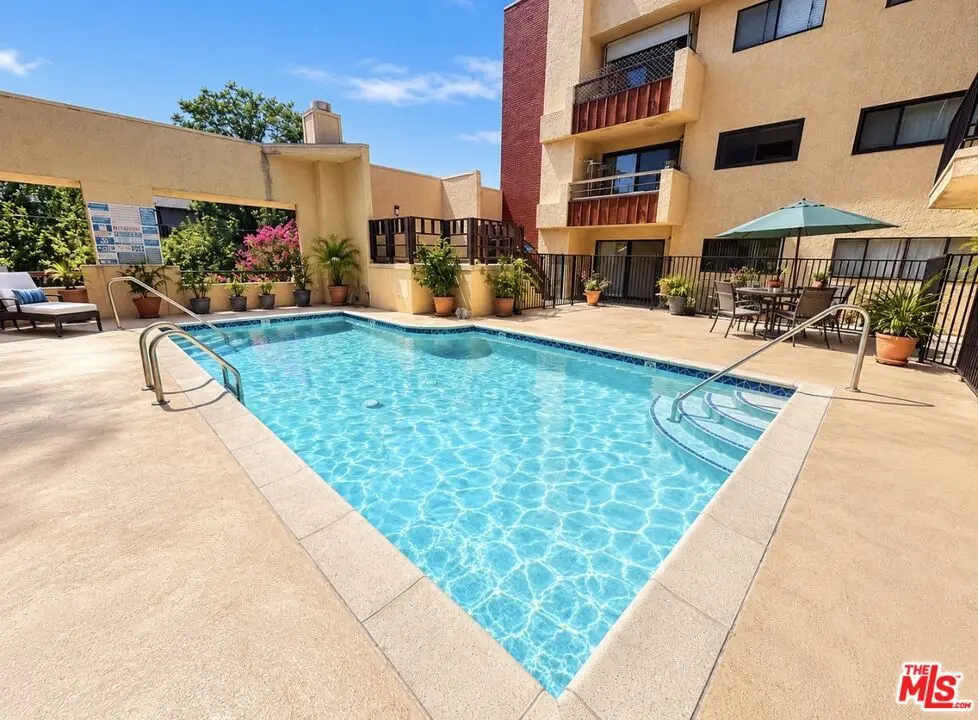 8710 Independence Avenue 301, Canoga Park, CA — listing photo 1