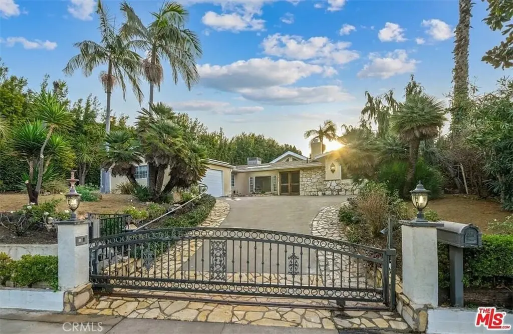Residential Lease for rent at 1212 San Vicente, Santa Monica, Los Angeles County, CA featuring 3 beds and 3 baths