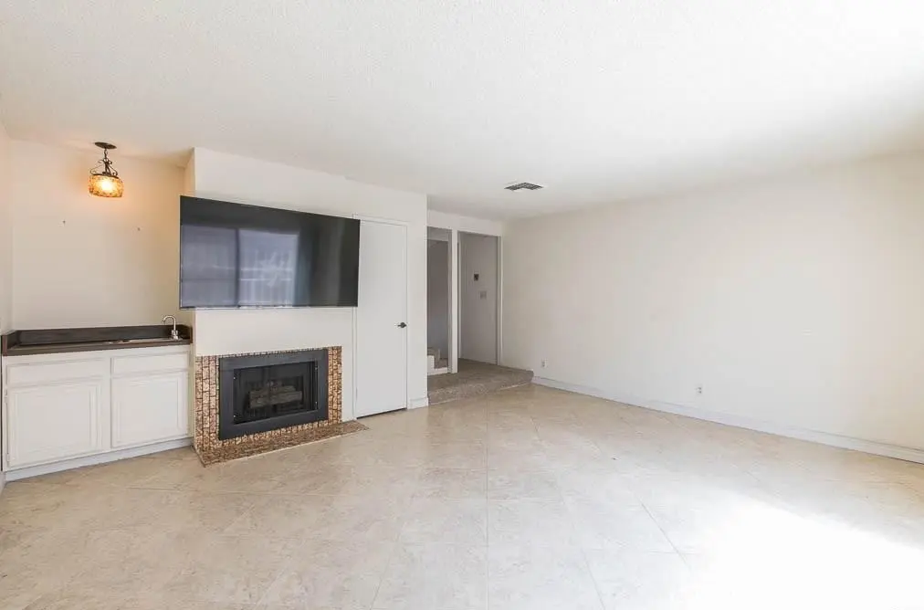 18631 Collins Street 30, Tarzana, CA — listing photo 1