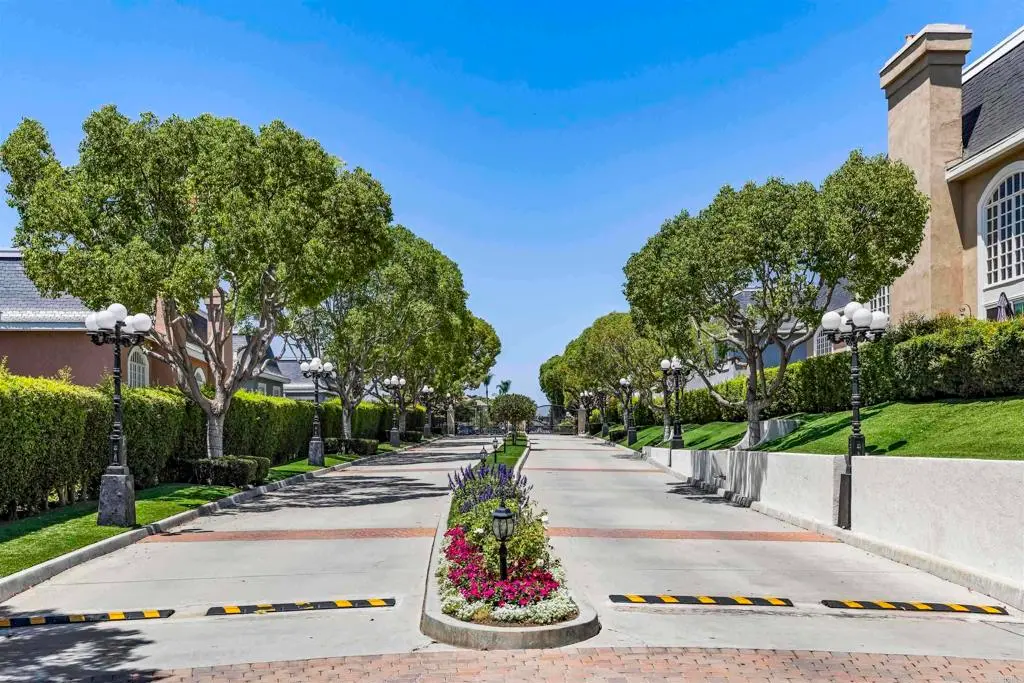 Townhouse for rent at 7490 Via De Fortuna, Carlsbad, CA featuring 2 beds and 3 baths
