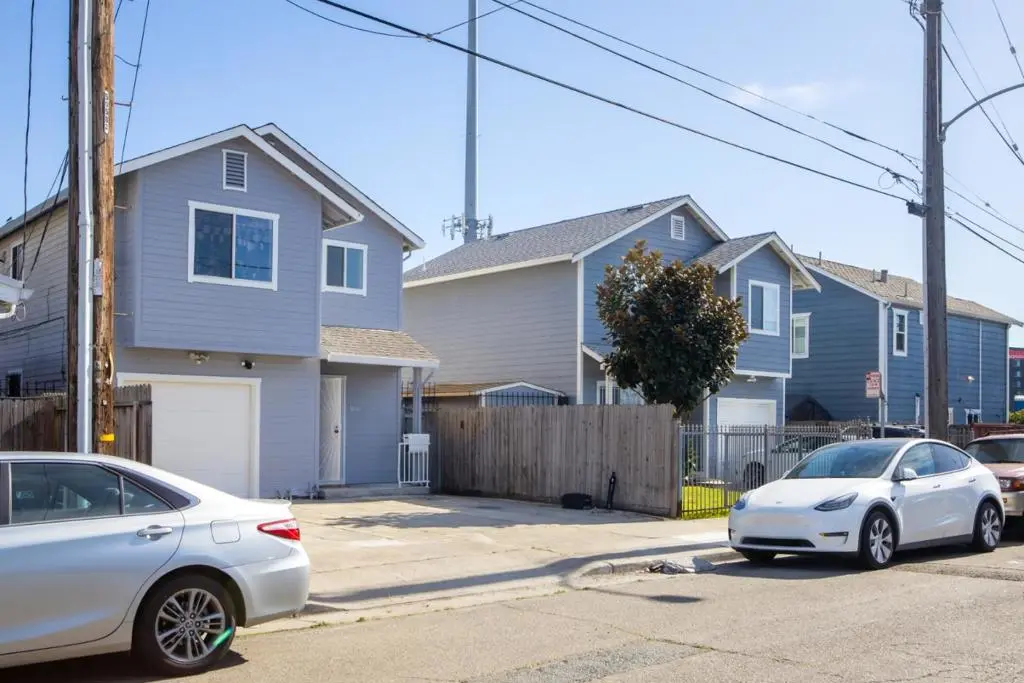 Residential Lease for rent at 816 7 th, Oakland, CA featuring 5 beds and 3 baths