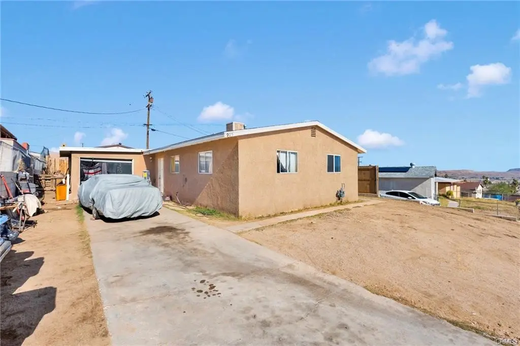 905 E Elizabeth, Barstow, CA — listing photo 1