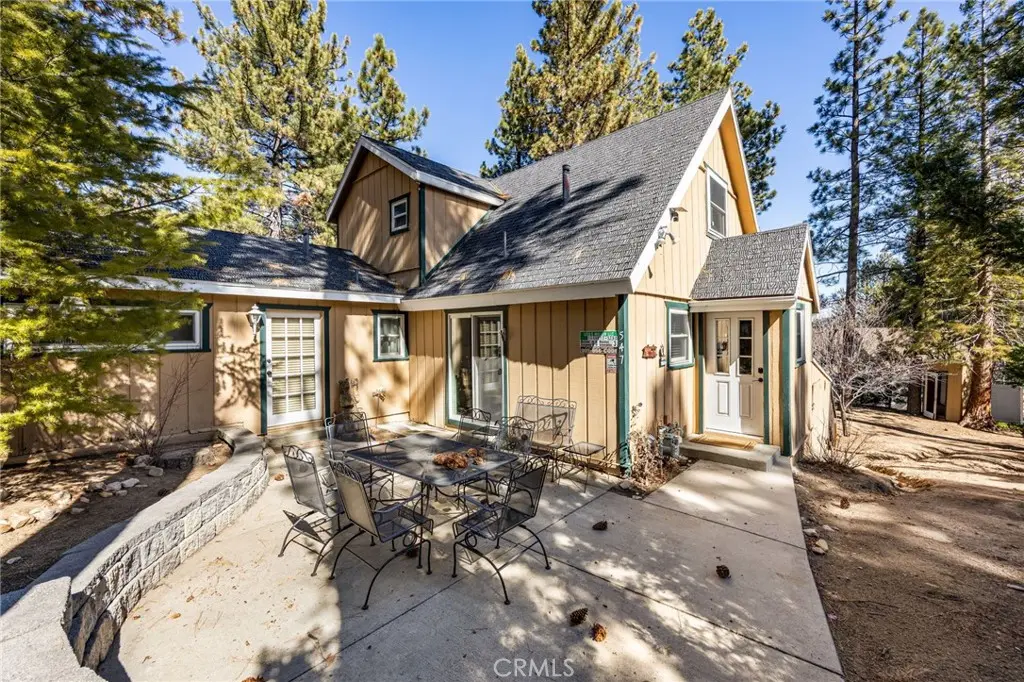 Single Family Residence for rent at 547 Chipmunk, Big Bear Lake, CA featuring 5 beds and 4 baths