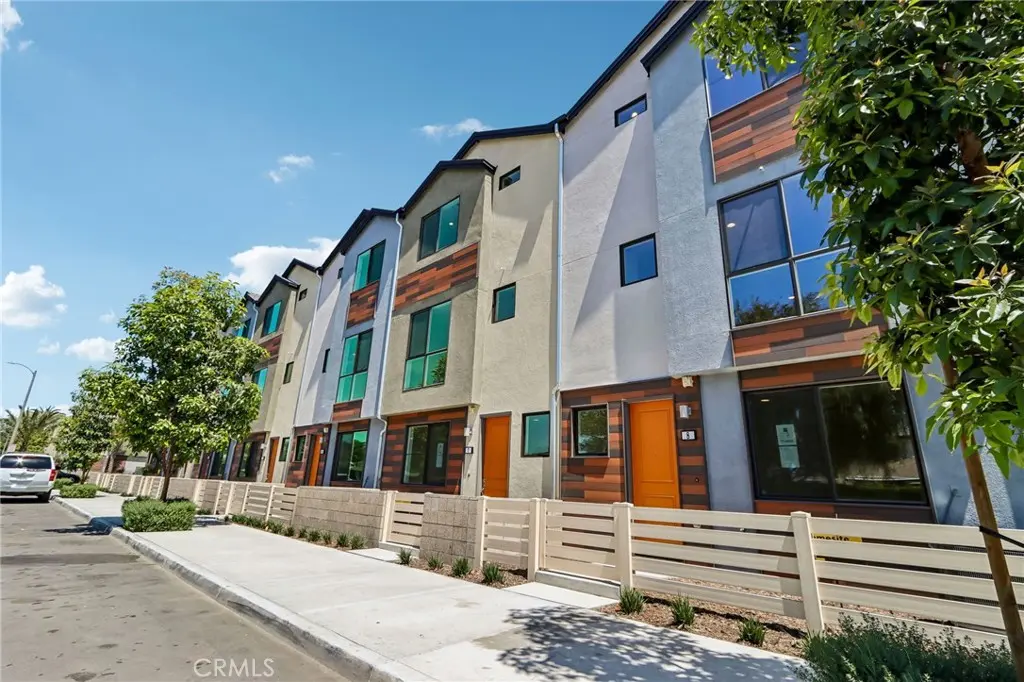 Condominium for sale at 5876 Linden Ave Avenue 7, Long Beach, CA featuring 3 beds and 4 baths