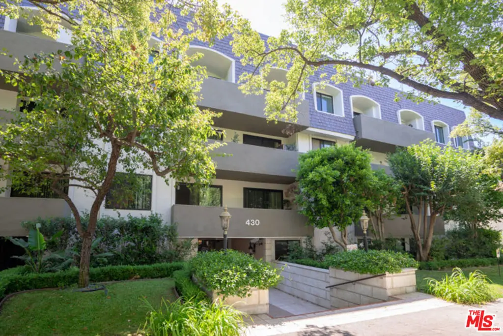 Residential Lease for rent at 430 MAPLE Drive 203, Beverly Hills, Los Angeles County, CA featuring 2 beds and 3 baths