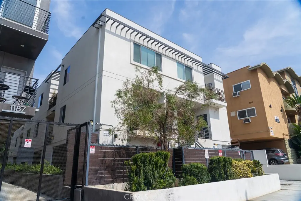 Residential Lease for rent at 1183 Crenshaw 203, Los Angeles, Los Angeles County, CA featuring 2 beds and 2 baths