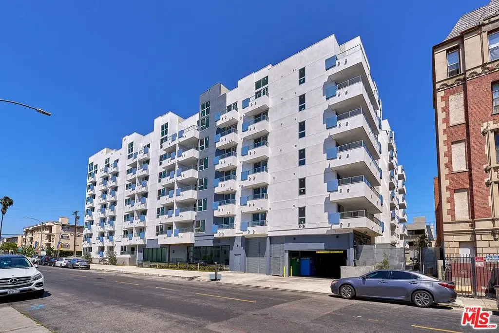 Residential Lease for rent at 510 S Oxford Avenue 402, Los Angeles, Los Angeles County, CA featuring 2 beds and 2 baths