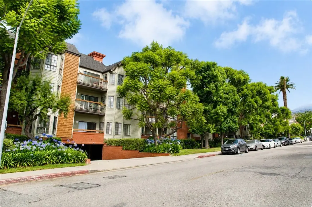 Condominium for sale at 1313 Valley View 202, Glendale, CA featuring 2 beds and 2 baths