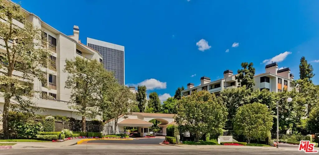 Residential Lease for rent at 2142 Century Park Lane 102, Los Angeles, Los Angeles County, CA featuring 2 beds and 2 baths