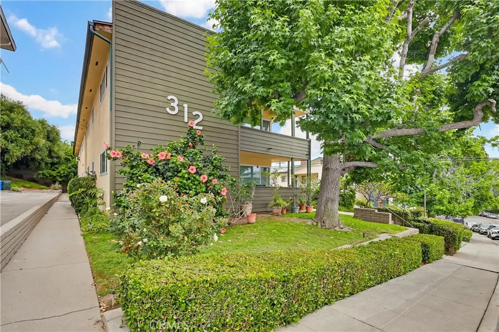 Residential Lease for rent at 312 Raymondale, South Pasadena, Los Angeles County, CA featuring 2 beds and 2 baths