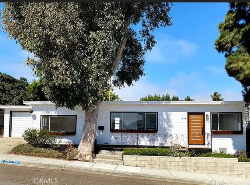 Single Family Residence for rent at 919 N Herrin, Manhattan Beach, CA featuring 2 beds and 2 baths