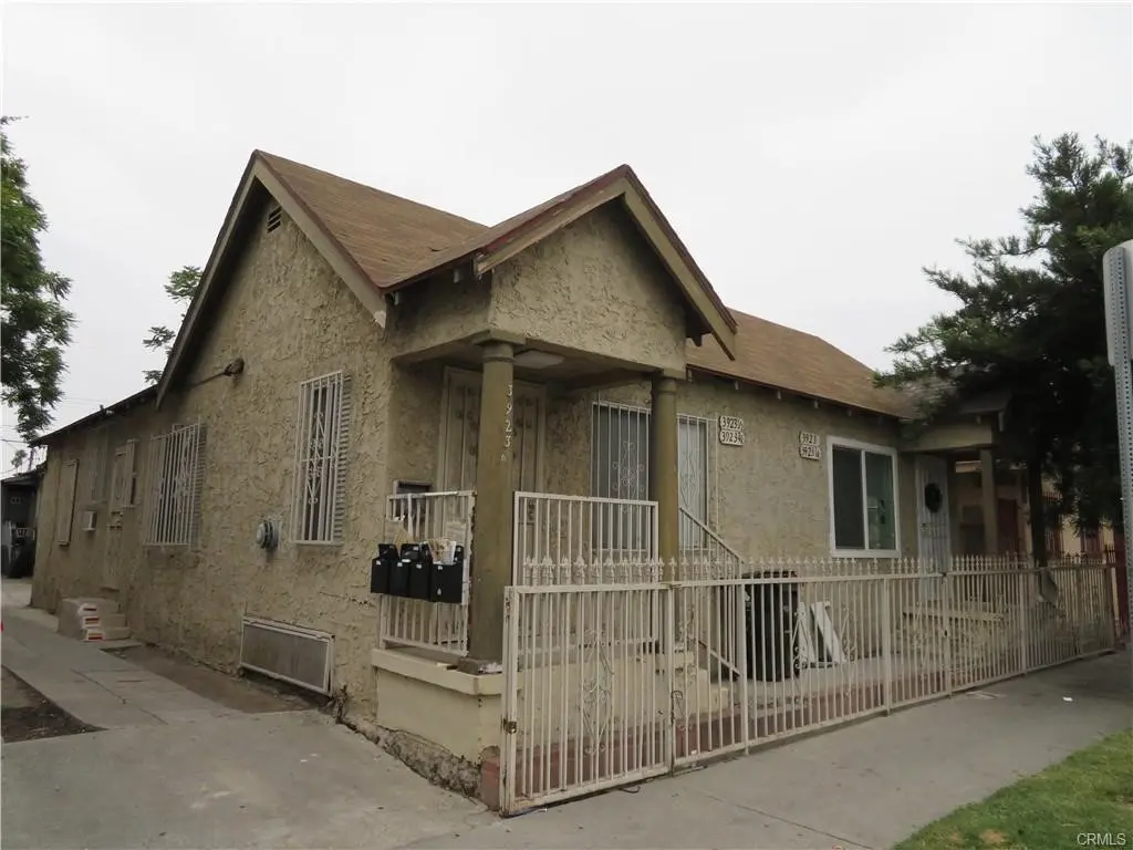 Residential Lease for rent at 3923 S South Normandie Avenue, Los Angeles, Los Angeles County, CA featuring 2 beds and 2 baths