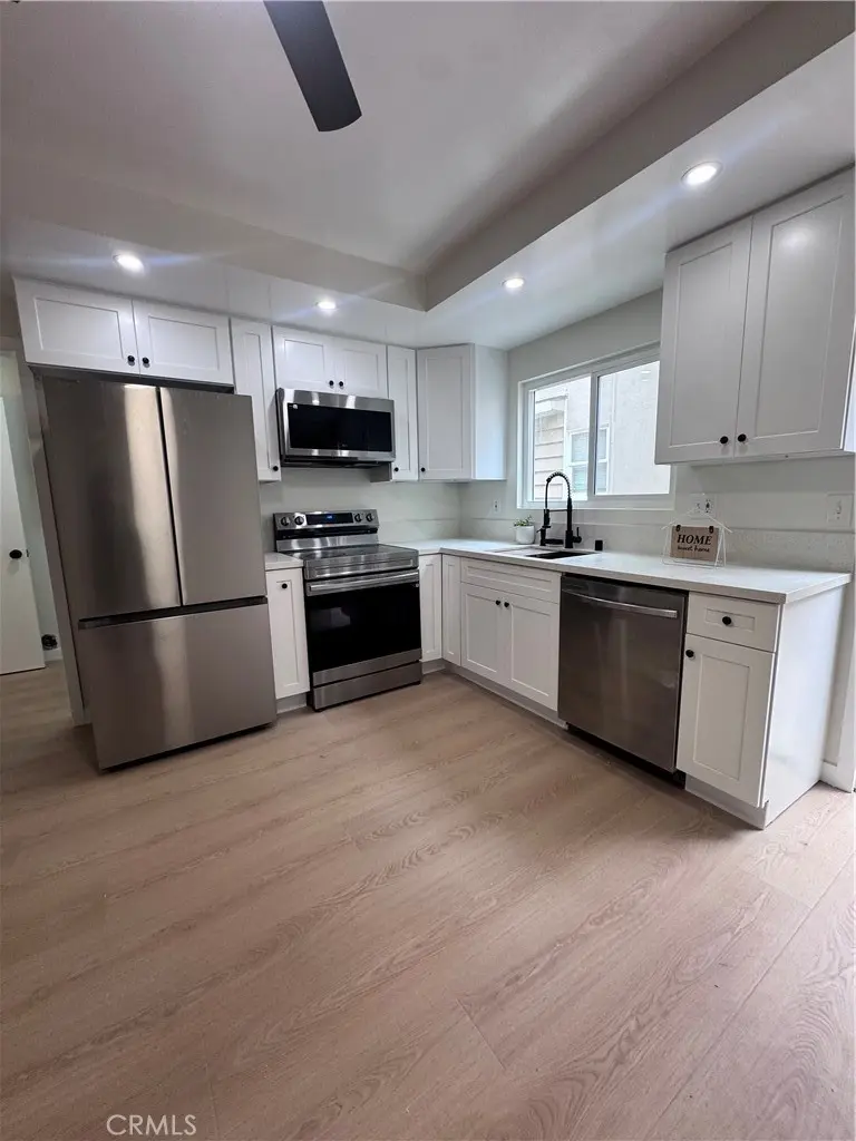 Residential Lease for rent at 2615 Curtis Avenue B, Redondo Beach, Los Angeles County, CA featuring 2 beds and 2 baths
