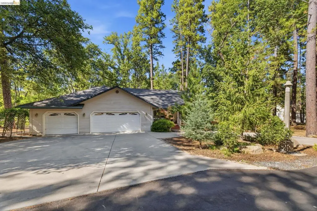 Single Family Residence for sale at 19015 Apple Valley Dr, Sonora, CA featuring 3 beds and 2 baths