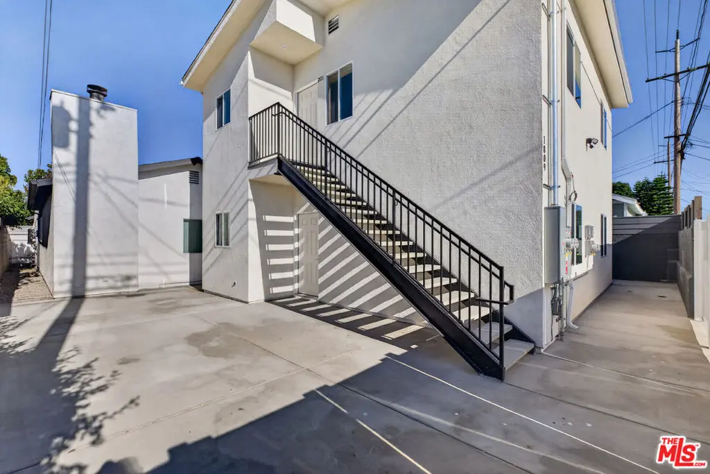 Residential Lease for rent at 1809 N Avon Street 201, Burbank, Los Angeles County, CA featuring 2 beds and 2 baths