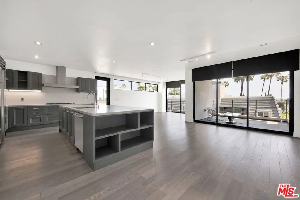 Residential Lease for rent at 432 N Oakhurst Drive 402, Beverly Hills, Los Angeles County, CA featuring 3 beds and 4 baths