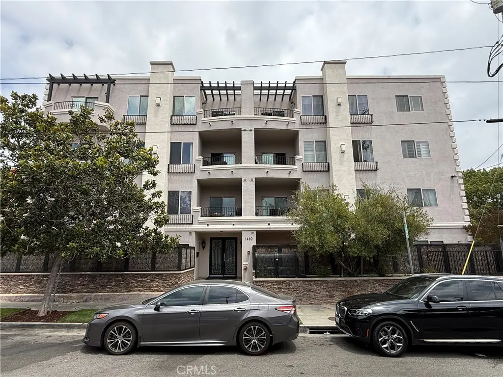 Residential Lease for rent at 1410 N Curson Ave., #105, Los Angeles, Los Angeles County, CA featuring 2 beds and 3 baths