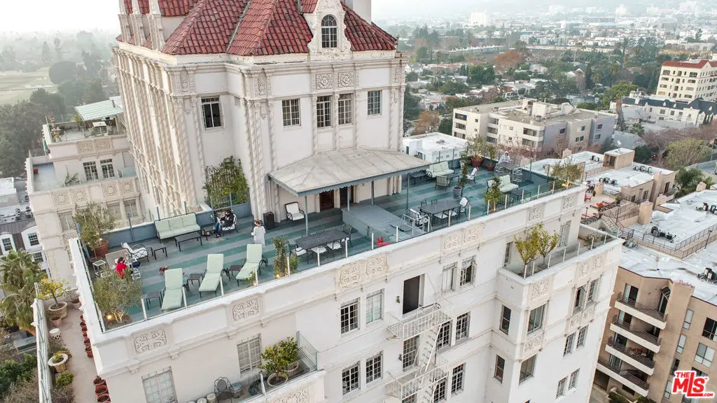 Residential Lease for rent at 450 N Rossmore Avenue 806, Los Angeles, Los Angeles County, CA featuring 2 beds and 2 baths