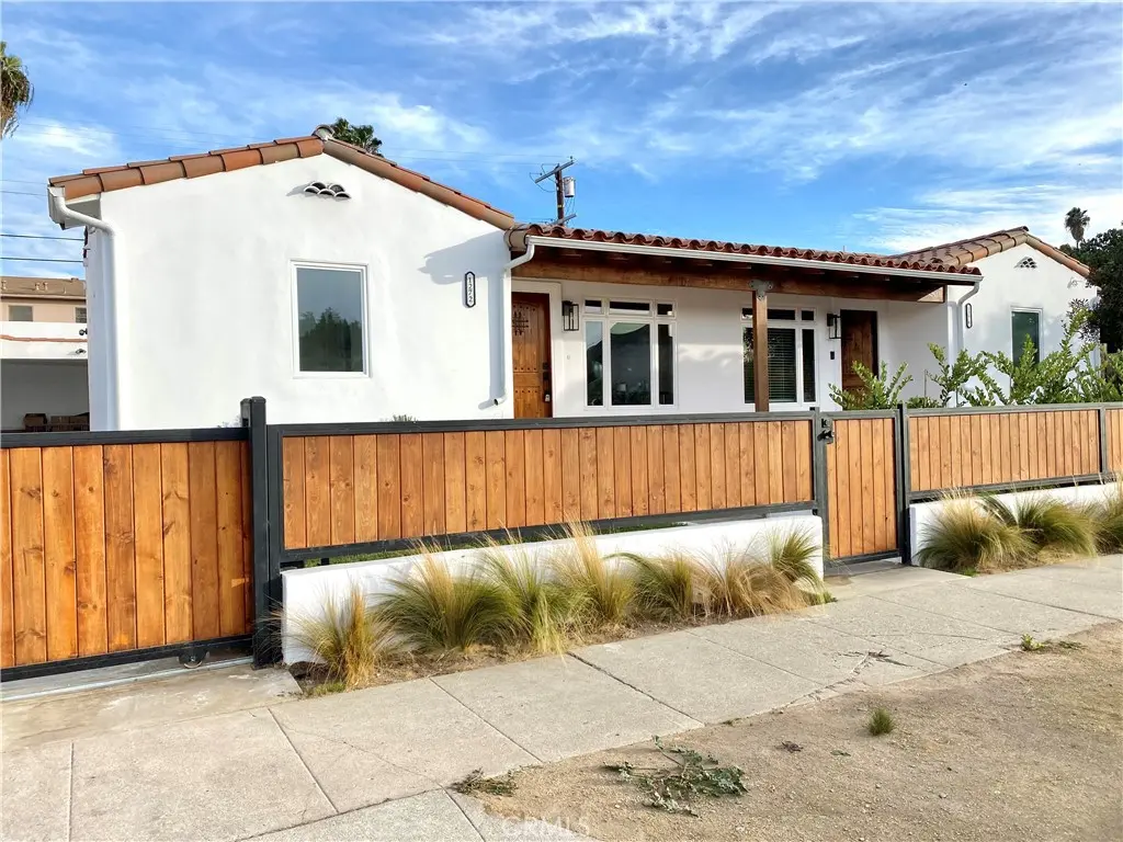 Residential Lease for rent at 1274 S Muirfield, Los Angeles, Los Angeles County, CA featuring 3 beds and 2 baths