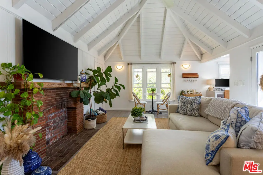 Condominium for rent at 444 S ROXBURY Drive B, Beverly Hills, CA featuring 1 bed and 1 bath