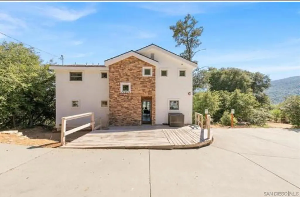Residential Lease for rent at 34619 Yuma, Julian, San Diego County, CA featuring 2 beds and 2 baths