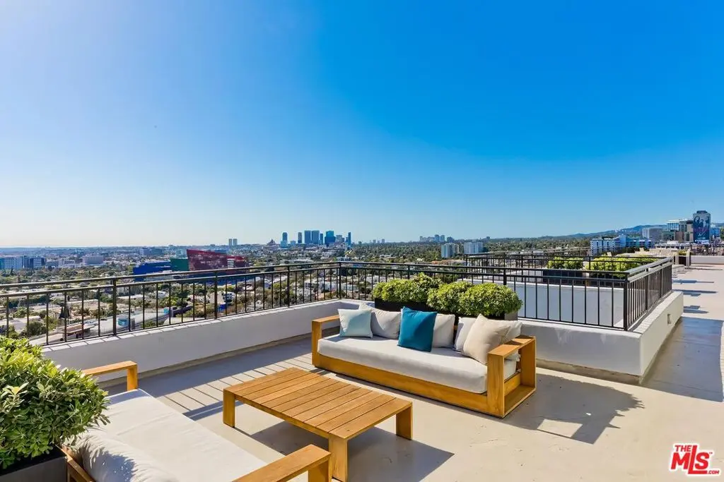 Residential Lease for rent at 1100 Alta Loma, West Hollywood, Los Angeles County, CA featuring 1 bed and 1 bath