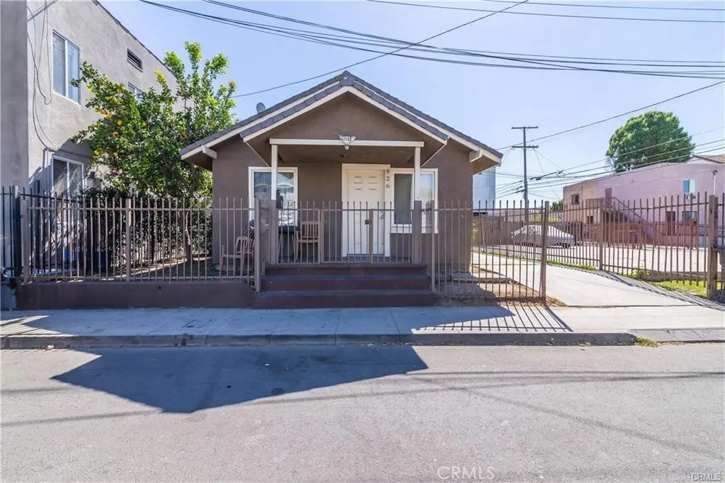 Apartment for rent at 926 E 11th 2, Long Beach, CA featuring 1 bed and 1 bath