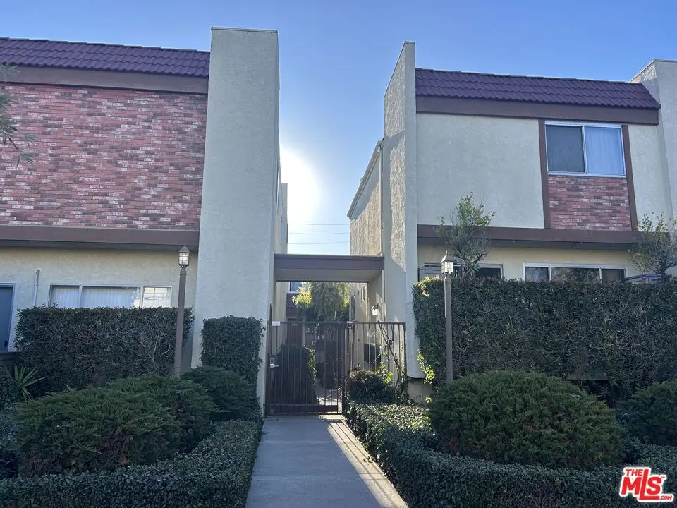 Residential Lease for rent at 2452 Chelsea Place E, Santa Monica, Los Angeles County, CA featuring 3 beds and 3 baths