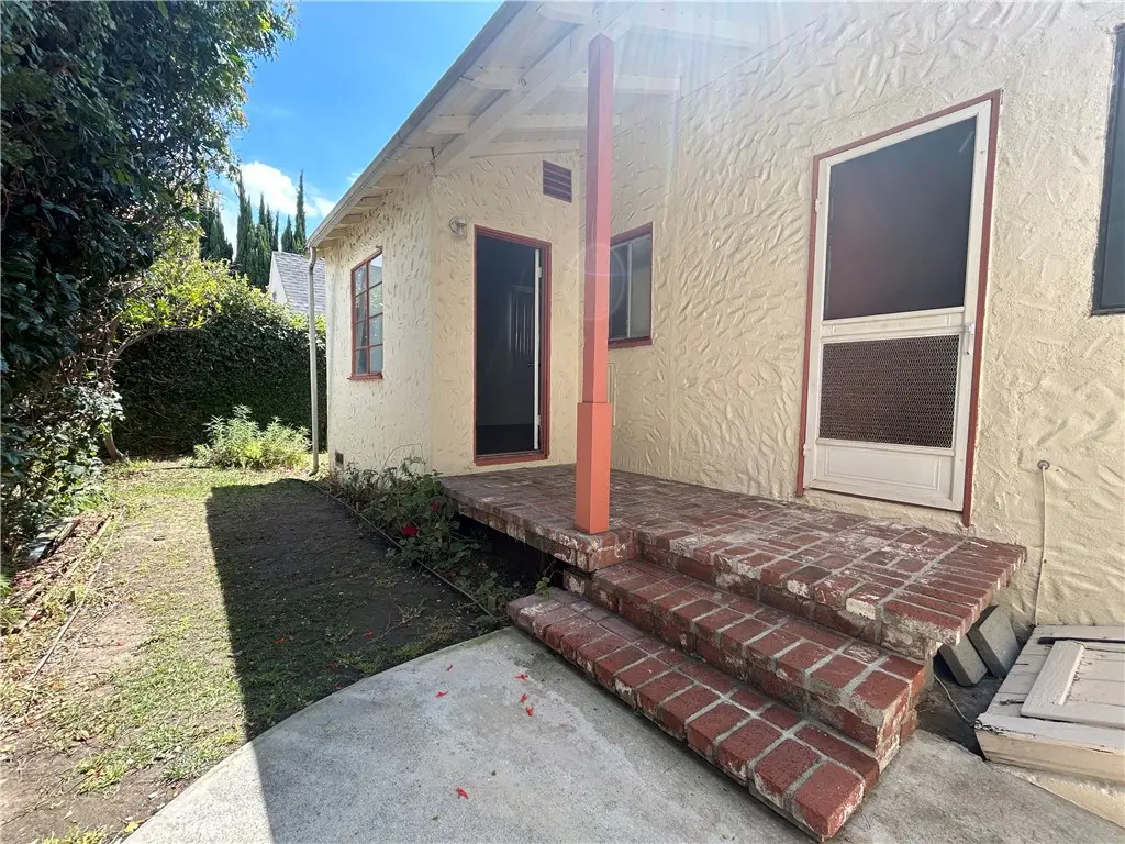 Duplex for rent at 214 E Stocker B, Glendale, CA featuring 1 bed and 1 bath