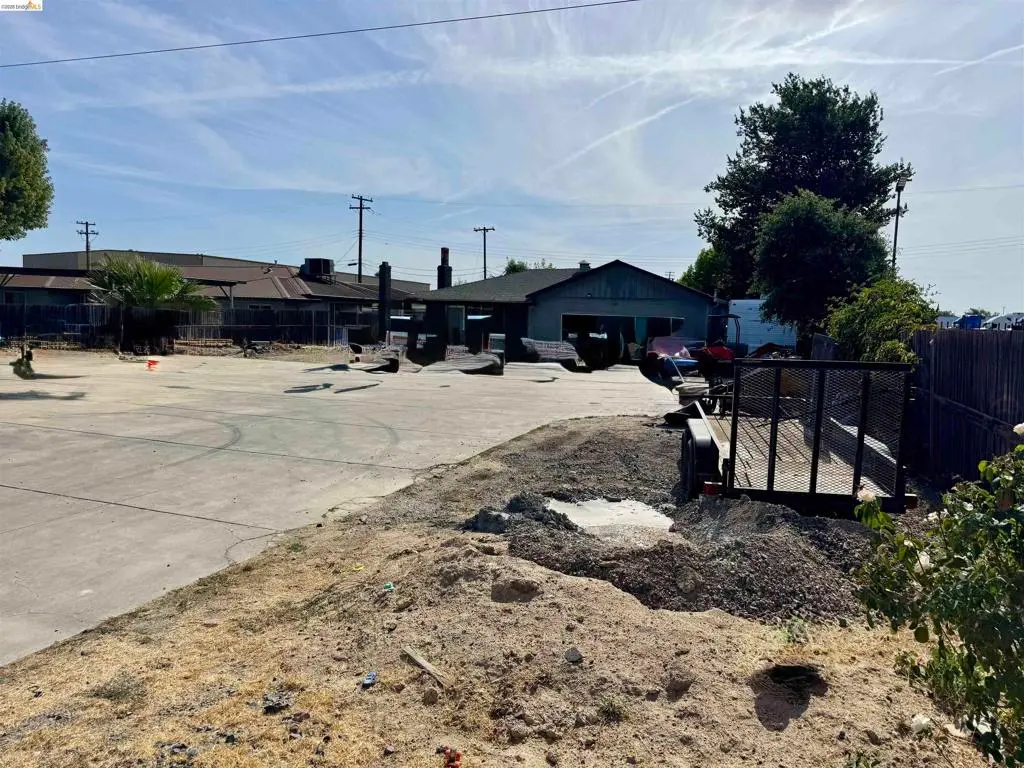Single Family Residence for sale at 7031 Power Inn Rd, Sacramento, CA featuring 3 beds and 1 bath