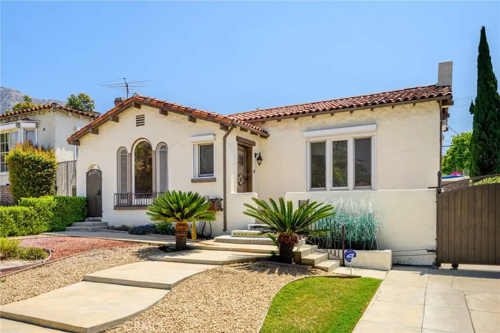 Residential Lease for rent at 1560 Ridgeway Drive, Glendale, Los Angeles County, CA featuring 3 beds and 3 baths