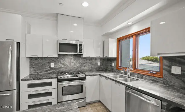 Residential Lease for rent at 1663 Selby Avenue 3, Los Angeles, Los Angeles County, CA featuring 2 beds and 2 baths