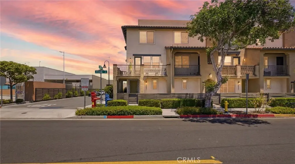 Residential Lease for rent at 2560 Valentina, Commerce, Los Angeles County, CA featuring 3 beds and 3 baths