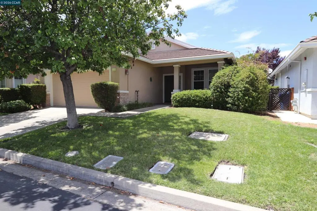 Single Family Residence for rent at 567 Quindell Way, Brentwood, CA featuring 2 beds and 2 baths