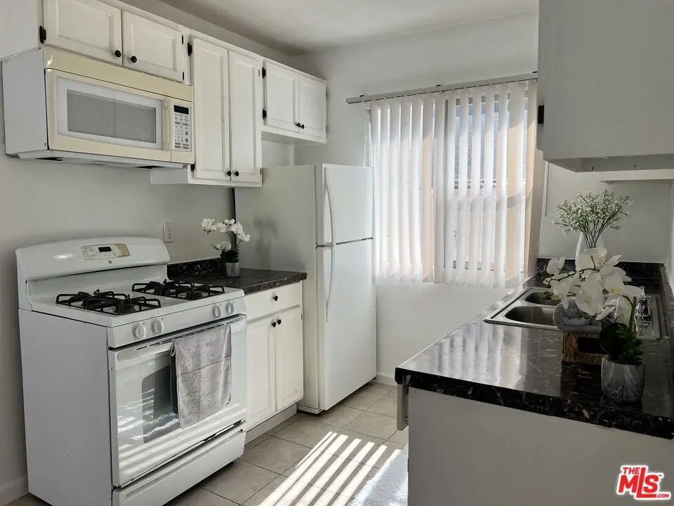 Residential Lease for rent at 1330 S WILTON Place 9, Los Angeles, Los Angeles County, CA featuring 2 beds and 1 bath