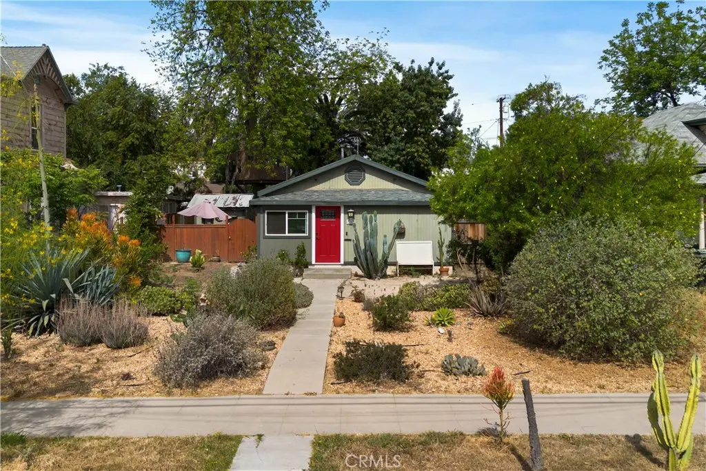 Residential Lease for rent at 3359 Locust, Riverside, Riverside County, CA featuring 2 beds and 1 bath