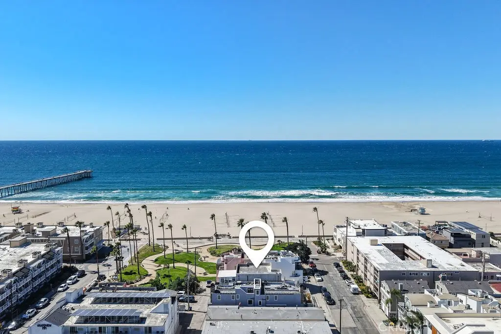 Residential Lease for rent at 40 15th Street C, Hermosa Beach, Los Angeles County, CA featuring 3 beds and 2 baths