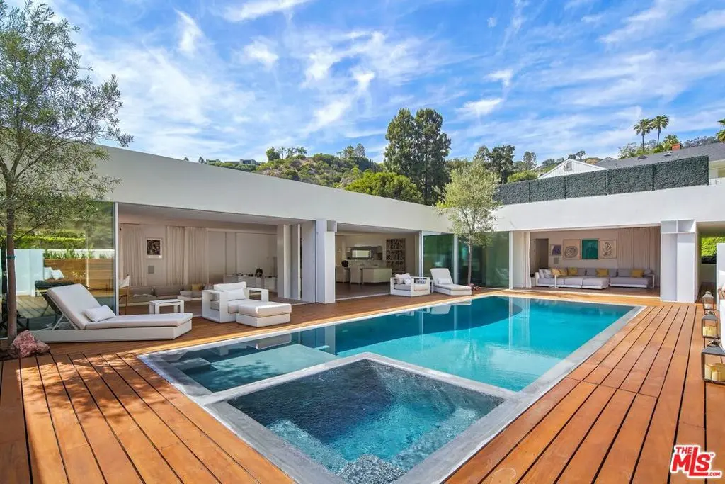 Single Family Residence for rent at 1106 N Hillcrest Road, Beverly Hills, CA featuring 4 beds and 4 baths