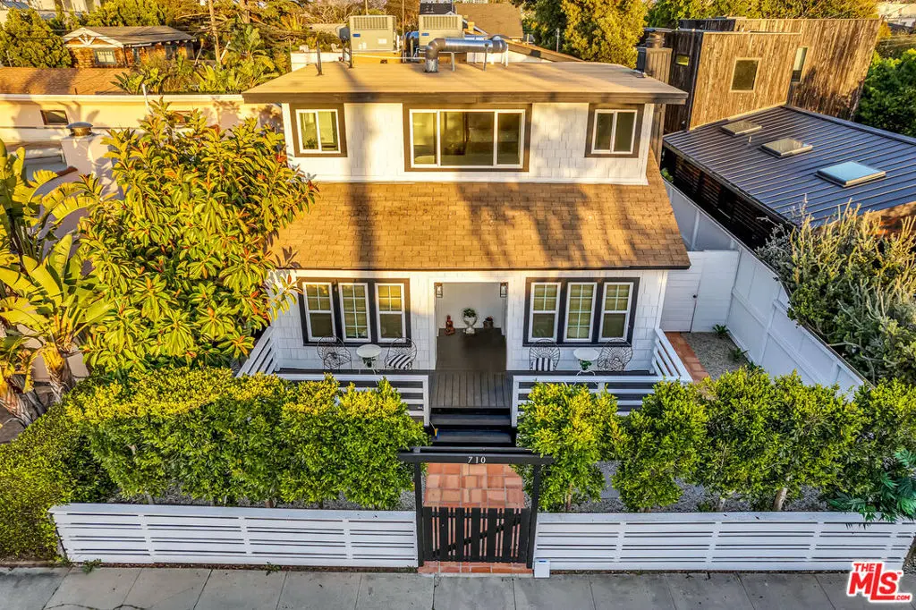 Residential Lease for rent at 712 Crestmoore Place A, Los Angeles, Los Angeles County, CA featuring 3 beds and 2 baths