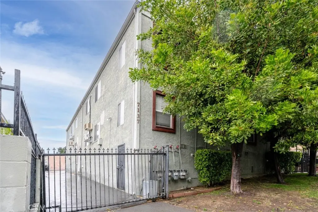 7137 Greeley Street 7, Tujunga, CA — listing photo 1