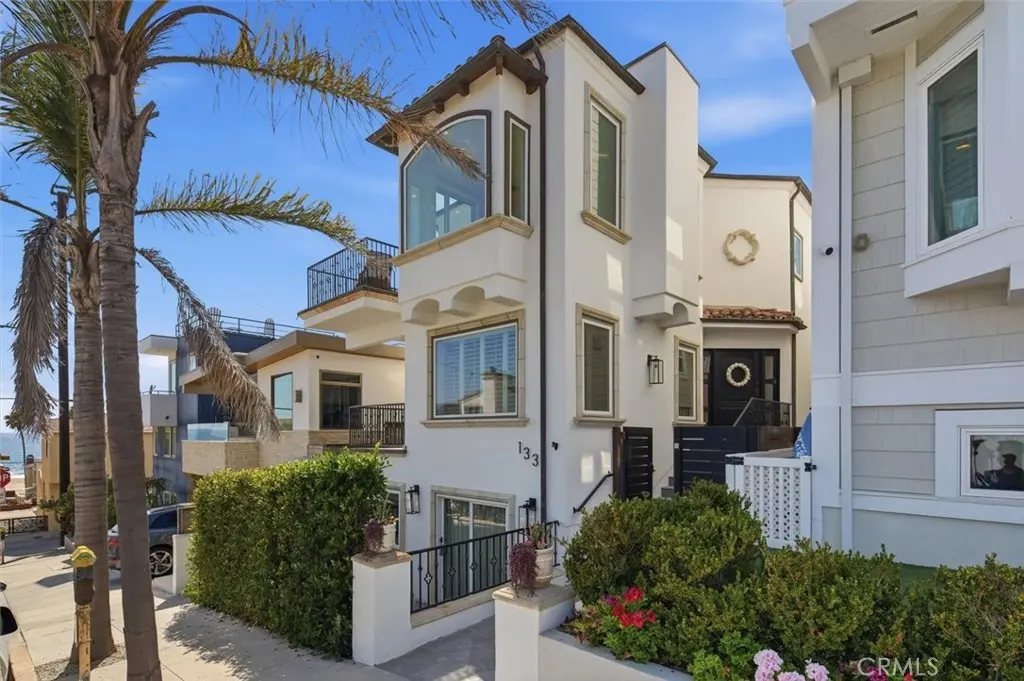 Residential Lease for rent at 133 33rd, Hermosa Beach, Los Angeles County, CA featuring 4 beds and 5 baths