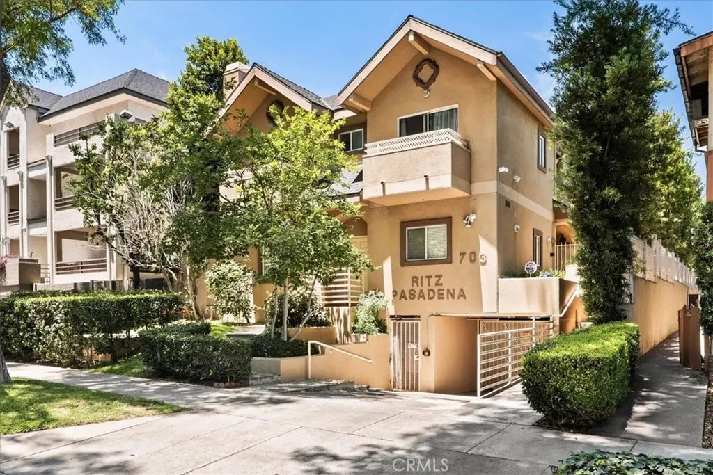 Residential Lease for rent at 703 Locust 1, Pasadena, Los Angeles County, CA featuring 3 beds and 3 baths