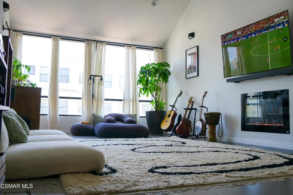 Residential Lease for rent at 1900 Vine Street 303, Los Angeles, Los Angeles County, CA featuring 2 beds and 2 baths