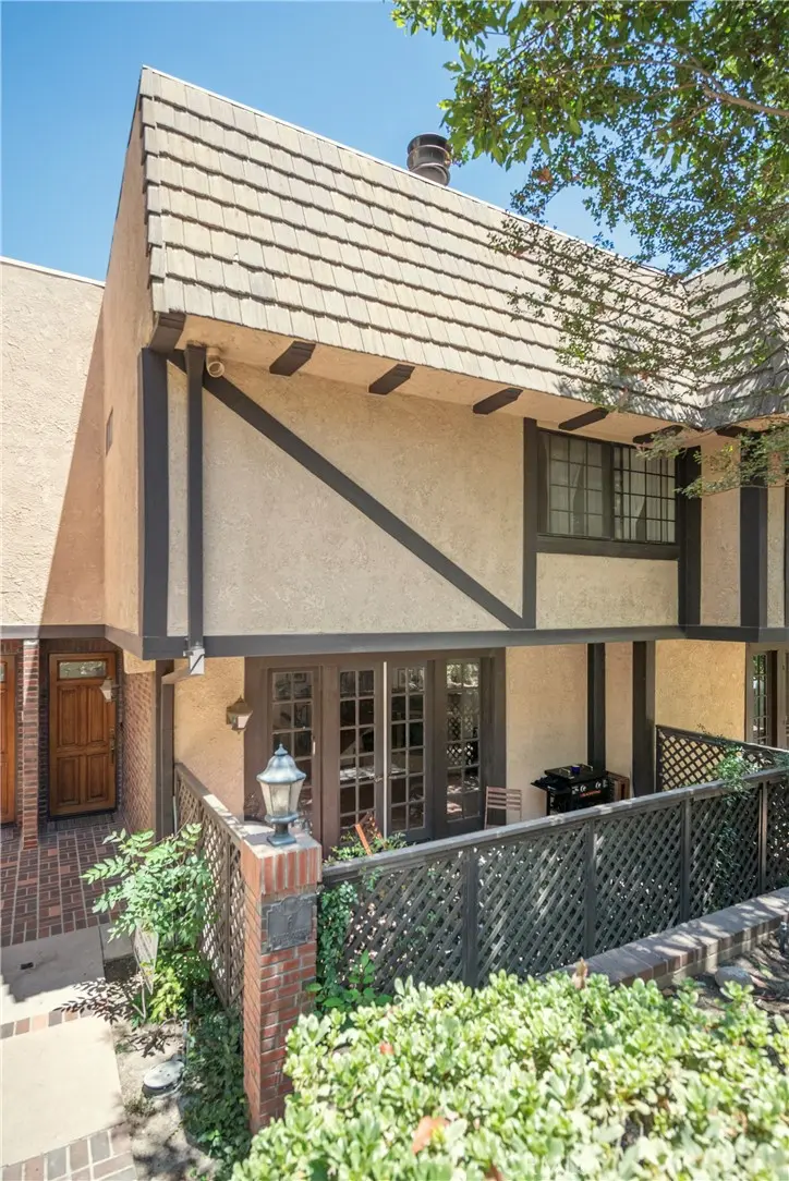 24420 Victory 06, West Hills, CA — listing photo 1