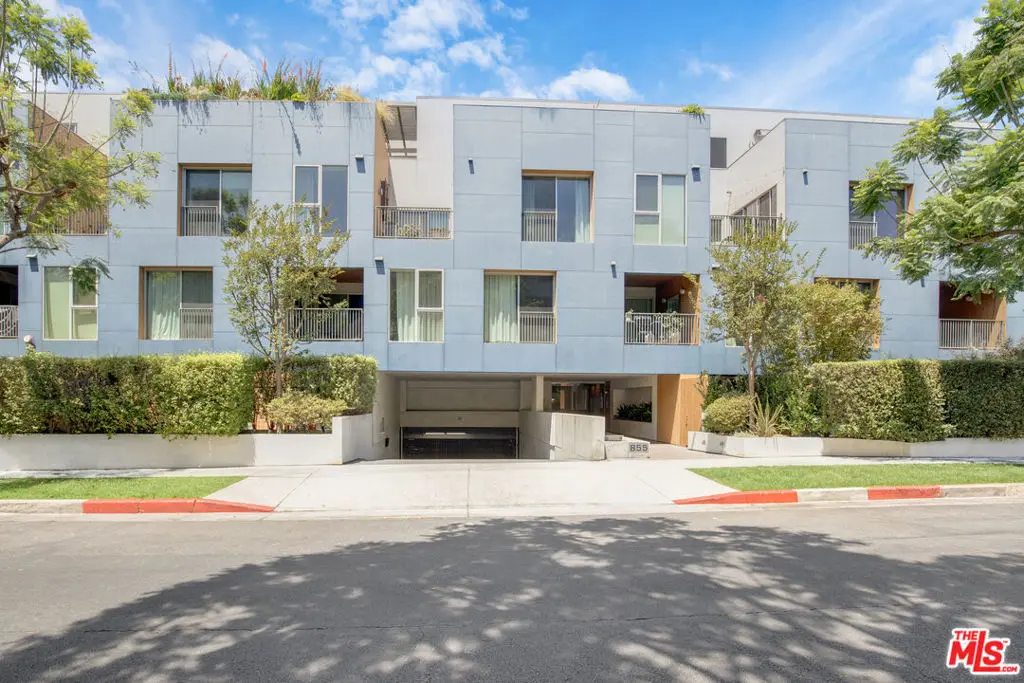 Residential Lease for rent at 855 N Croft Avenue 206, West Hollywood, Los Angeles County, CA featuring 2 beds and 4 baths