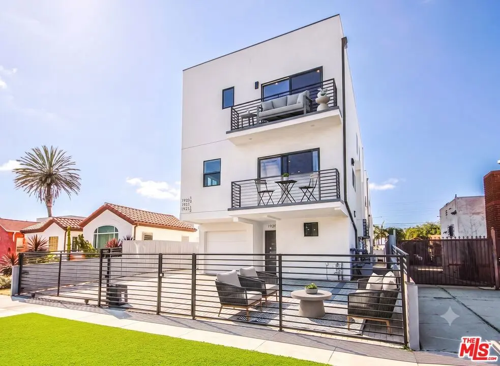 Residential Lease for rent at 1923 1/2 Carmona Avenue, Los Angeles, Los Angeles County, CA featuring 3 beds and 4 baths