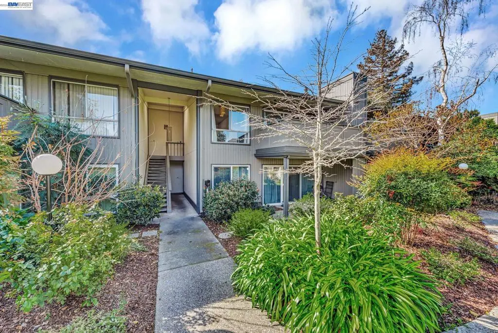Condominium for sale at 121 Buckingham Dr 25, Santa Clara, CA featuring 2 beds and 2 baths