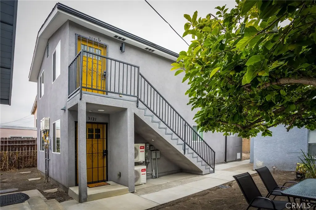 Residential Lease for rent at 3121 Obama 1/2, Los Angeles, Los Angeles County, CA featuring 2 beds and 2 baths