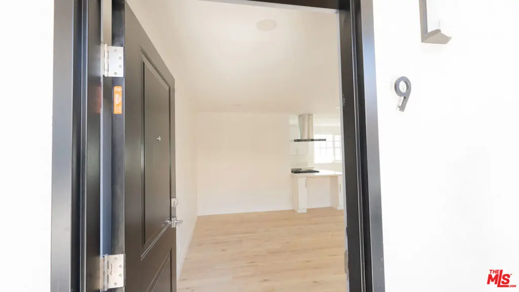 Residential Lease for rent at 835 S Sherbourne Drive 9, Los Angeles, Los Angeles County, CA featuring 2 beds and 2 baths