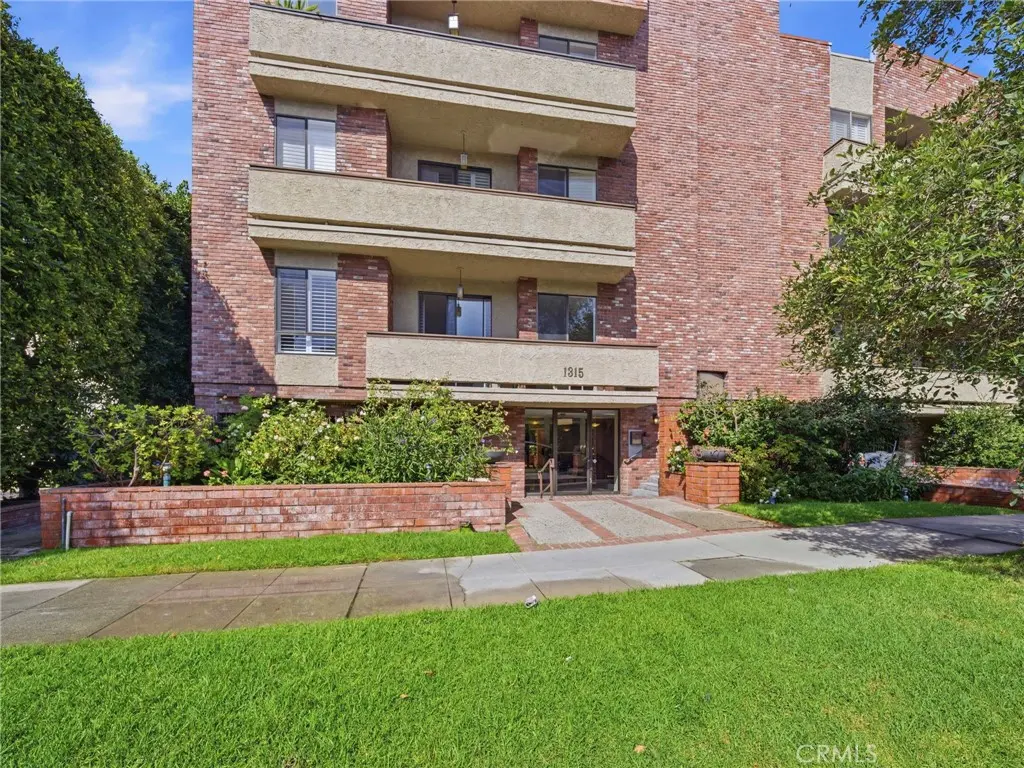 Condominium for sale at 1315 roxbury dr 204, Los Angeles, CA featuring 2 beds and 2 baths